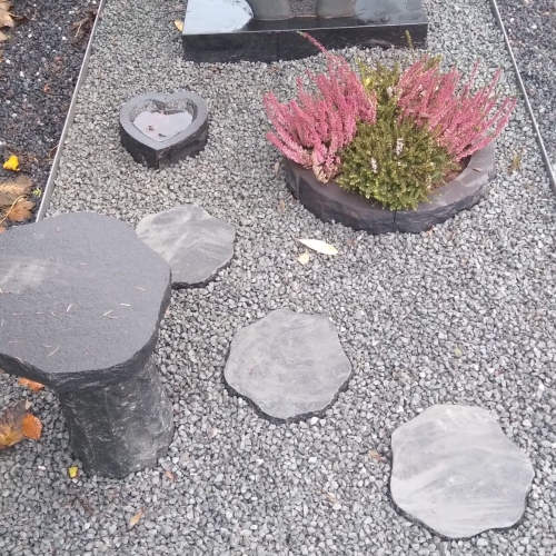 plantning af blomster i stenbed