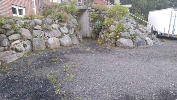 hjælp til havearbejde gårdsplads ukrudtsbekæmpelse